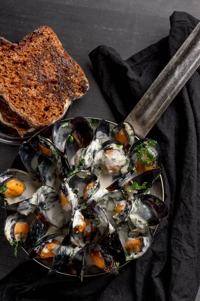 Close Steamed Mussels Garlic Parsley Table Grilled Bread — Free Stock Photo