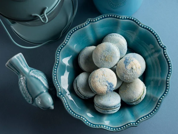 Close Blue French Macarons Ceramic Plate Table — Free Stock Photo