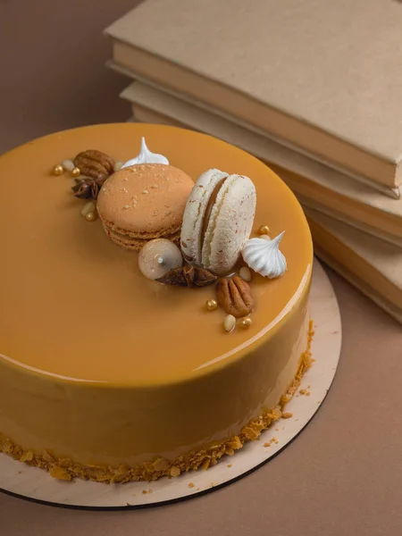 Крупный План Сладкого Карамельного Торта Украшенного Шоколадными Французскими Макаронами Столе — стоковое фото