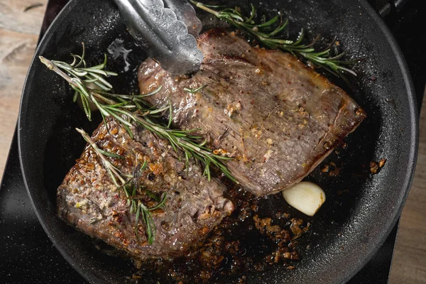 baharatlar ve biberiye ahşap tahta üzerinde ızgara et Close-Up