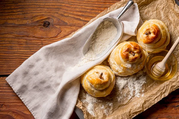 Nahaufnahme Von Leckeren Hausgemachten Apfelkuchen Mit Honig Auf Holztisch — Stockfoto