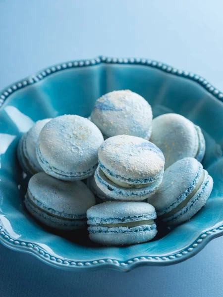 masada seramik tabak içinde mavi Fransız macarons Close-Up