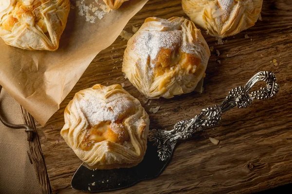 ahşap masa üzerinde meyve ve şeker tozu ile iştah açıcı ev yapımı kurabiye yakın çekim