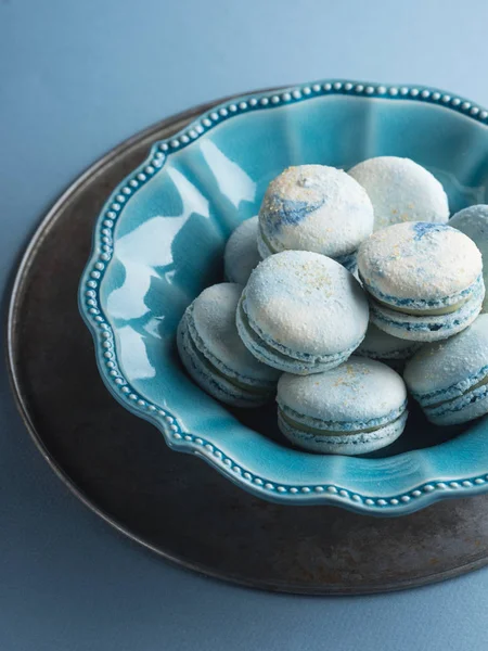 masada seramik tabak içinde mavi Fransız macarons Close-Up
