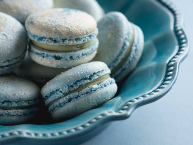 masada seramik tabak içinde mavi Fransız macarons Close-Up