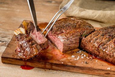 baharatlar ve sarımsak ahşap tahta üzerinde ızgara et Close-Up