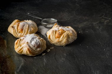 yakın çekim taş masada meyve ve şeker tozu ile iştah açıcı ev yapımı kurabiye