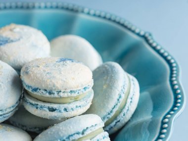 masada seramik tabak içinde mavi Fransız macarons Close-Up