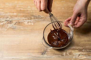 Erkek el çikolata kase, karıştırma Close-Up çikolatalı kek hazırlamak