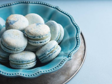 masada seramik tabak içinde mavi Fransız macarons Close-Up