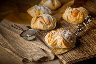 ahşap masa üzerine pudra şekeri ile iştah açıcı ev yapımı kurabiye yakın çekim