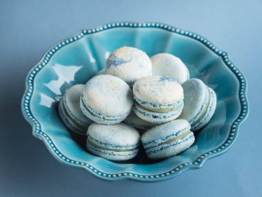 masada seramik tabak içinde mavi Fransız macarons Close-Up