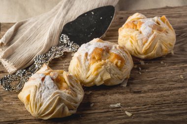 yakın çekim ile ahşap masa vintage metal kaşık pudra şekeri iştah açıcı ev yapımı kurabiye