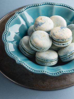 masada seramik tabak içinde mavi Fransız macarons Close-Up