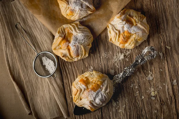 ahşap masa üzerine pudra şekeri ile iştah açıcı ev yapımı kurabiye yakın çekim