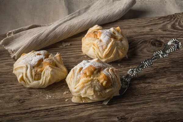 ahşap masa üzerine pudra şekeri ile iştah açıcı ev yapımı kurabiye yakın çekim