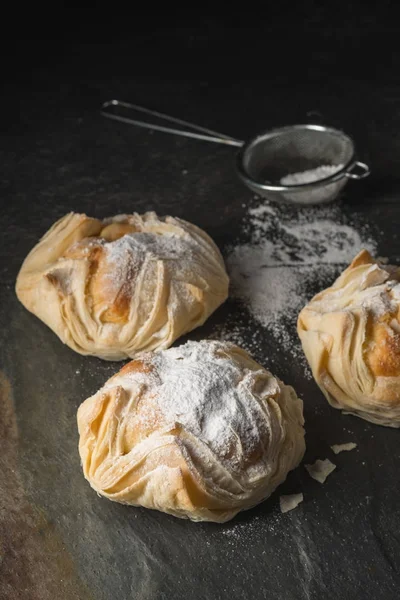 yakın çekim taş masada meyve ve şeker tozu ile iştah açıcı ev yapımı kurabiye