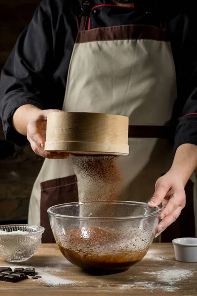 Close Male Hands Prepare Chocolate Cake — Stock Photo, Image
