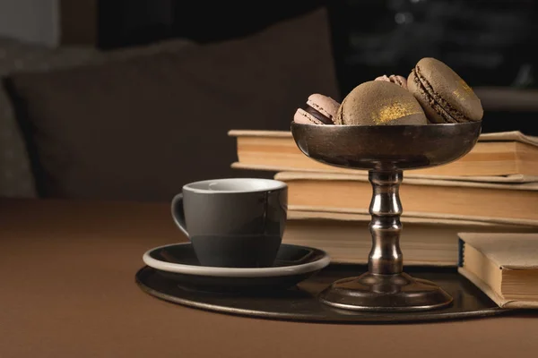 Zbliżenie Słodkie Czekolady Francuskie Macarons Metalowe Miski Tacy Kubkiem Kawy — Zdjęcie stockowe