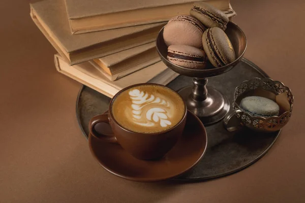 Zbliżenie Słodkie Czekolady Francuskie Macarons Metalowe Miski Tacy Filiżankę Kawy — Zdjęcie stockowe