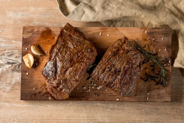 Närbild Grillat Kött Med Kryddor Och Vitlök Träskiva — Stockfoto