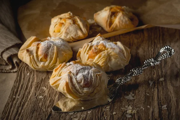 ahşap masa üzerinde meyve ve şeker tozu ile iştah açıcı ev yapımı kurabiye yakın çekim