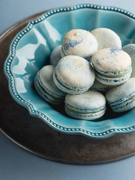 masada seramik tabak içinde mavi Fransız macarons Close-Up