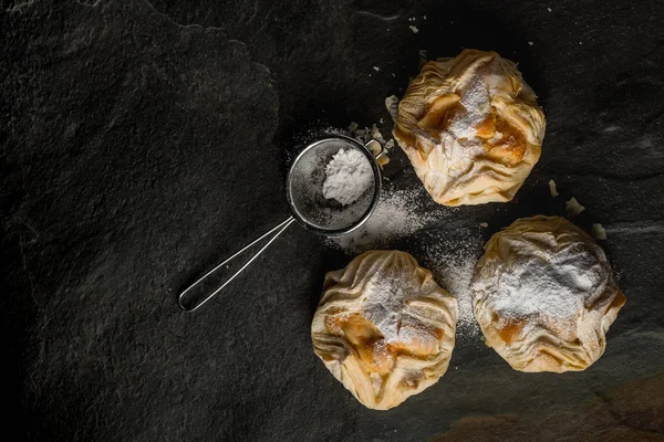 Närbild Aptitretande Hembakade Kakor Med Frukt Och Socker Pulver Stenbord — Stockfoto