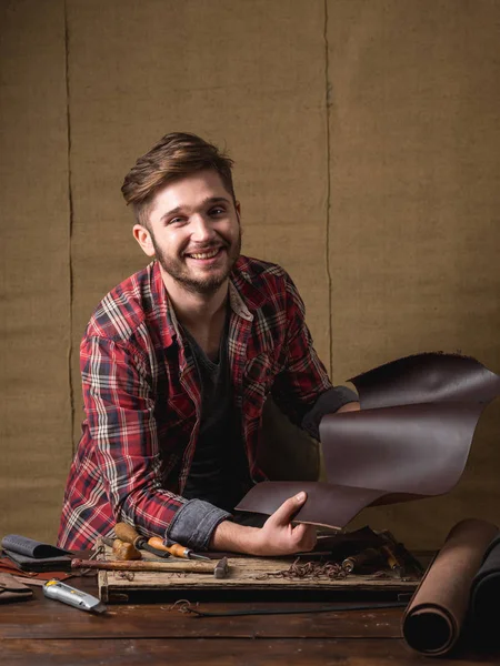 Homem Barbudo Bonito Camisa Vermelha Com Couro Mesa Madeira — Fotografia de Stock