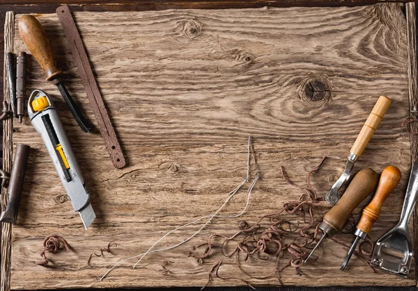 Zbliżenie Nóż Narzędzia Dla Skóry Drewnianym Stole — Zdjęcie stockowe