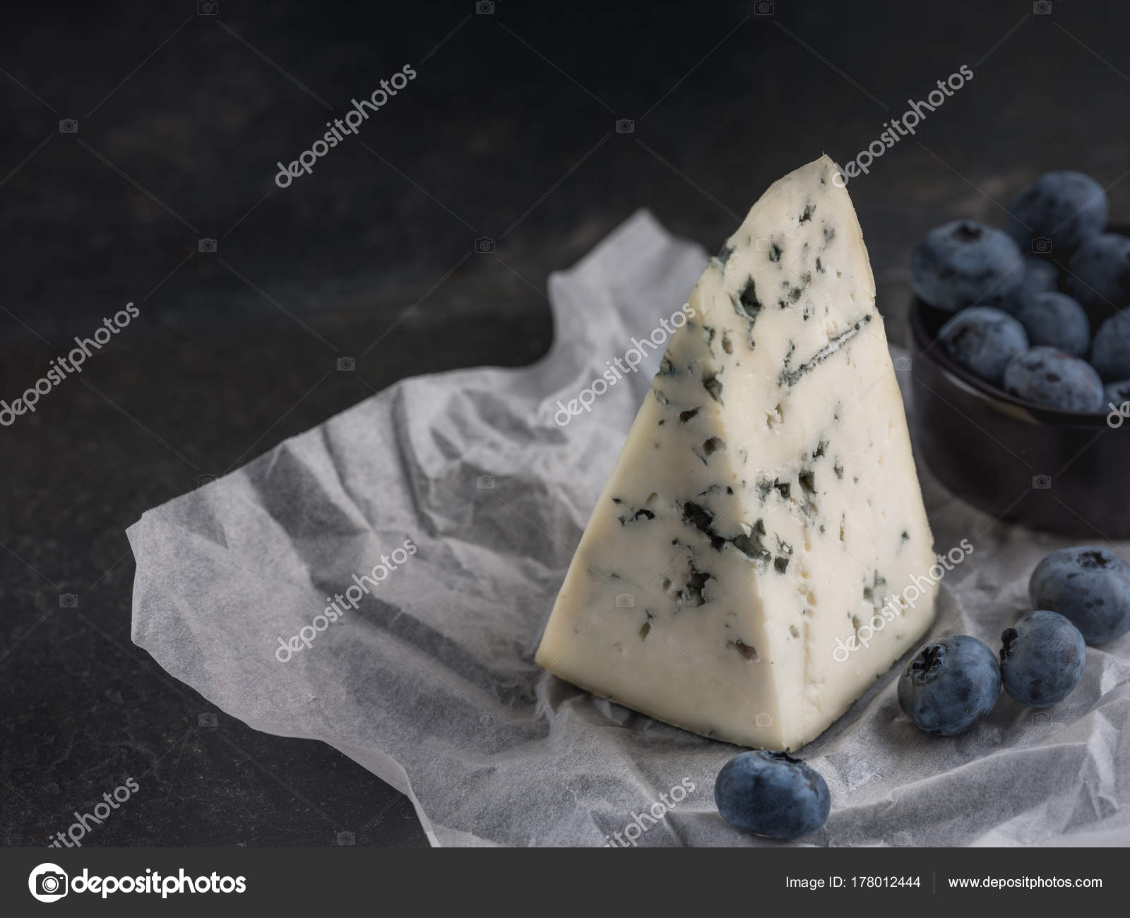 Formaggio Muffa Rockford Con Mirtilli Ciotola Tavolo Scuro Con Spazio
