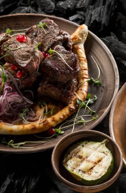 baharatlar ve ev yapımı ekmek kömür ızgara koyun eti, yakın çekim