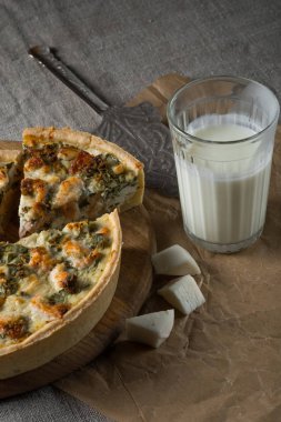 ev yapımı balık pasta peynir ve süt cam, yakın çekim