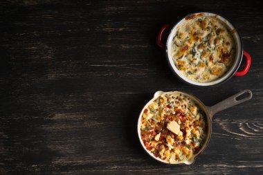 yakından görünümü bakır ahşap masa üzerinde çorba ve baharatlar ile tavada sebze yahni, kopya alanı ile Üstten Görünüm