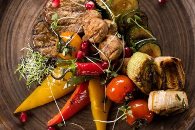 plaka renk ızgara sebzeli görünümünü kapat 