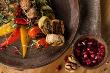 plaka ve nar taneleri kase üzerinde ızgara sebze Üstten Görünüm