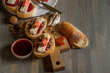 reçel ile kase ve çilek, fındık ve peynir ile lezzetli sandviçler yakın çekim