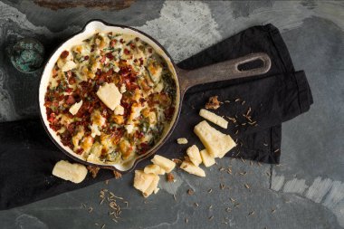 lezzetli balık pasta peynir ve baharat gri taş zemin, kopya alanı ile Üstten Görünüm