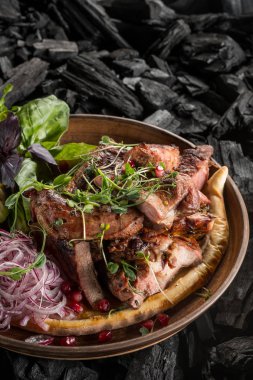 et dilimleri ile baharat ve otlar seramik plaka üzerinde kapat