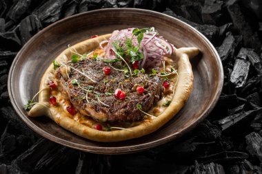 baharatlar ve ev yapımı ekmek kömür yemek sığır eti biftek, yakın çekim