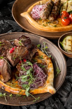et baharat ve ev yapımı ekmek kömür pişirme plakaları ile yakın çekim
