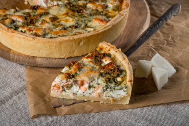 lezzetli balık pasta süt cam ve rustik zemin üzerine spatula ile ayarıyla masa, yakın çekim