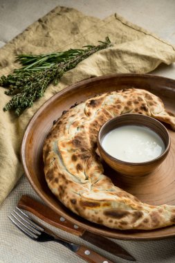 ev yapımı pasta, otlar asitlendirilmiş krem kase ve mutfak eşyaları ile plaka