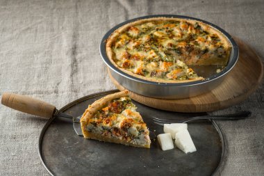 ev yapımı balık pasta Kavurma pan ve spatula ve çatal ile metal tepsi içinde peynir ile