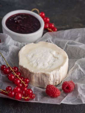 Camembert peyniri taze çilek ile kapatın ve taş karanlık masaya jam
