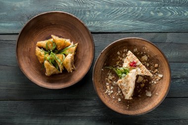 Mavi ahşap masa, üstten görünüm üzerinde Narlı taze lezzetli pasta 