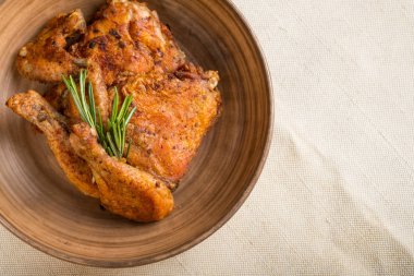 rosemary ile kavrulmuş tavuk ile kase, yakın çekim