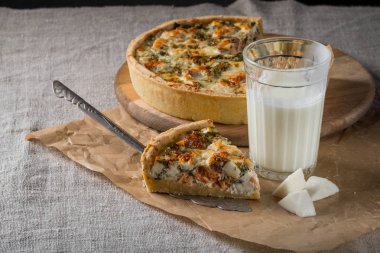 ev yapımı balık pasta peynir ve süt cam, yakın çekim