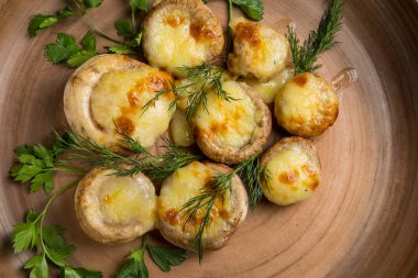 peynir ve otlar ile mantar