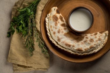 ev yapımı pasta, otlar ve soğumuş krem, en iyi manzaralı Tablo ayarı